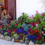 Era impossibile non notarlo, cos� curato e magico, posto davanti a una casa bassa e antica dalle mura bianche e le porte in legno. E� l� che abita infatti la �signora dei fiori�: Angela, una donna briosa e socievole, che vaso dopo vaso aveva creato un luogo di allegria e armonia, di lotta della natura contro il cemento
